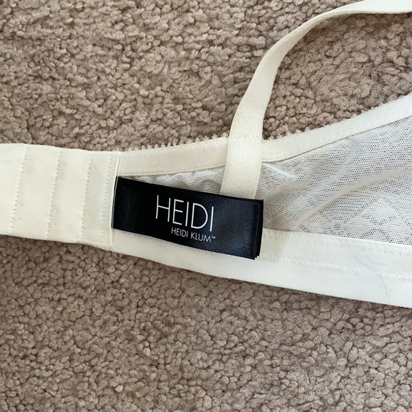 Heidi Klum lace bra - Picture 5 of 6